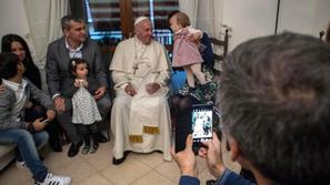 Papež Frančišek obiskal družine nekdanjih duhovnikov