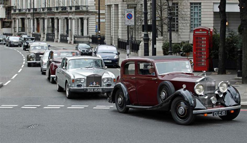 Parada vozil znamke Rolls-Royce po Londonu.