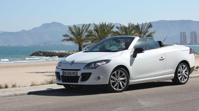 Maska, odbijači in pokrov motorja nakazujejo na sorodstveno vez z družino Mégane