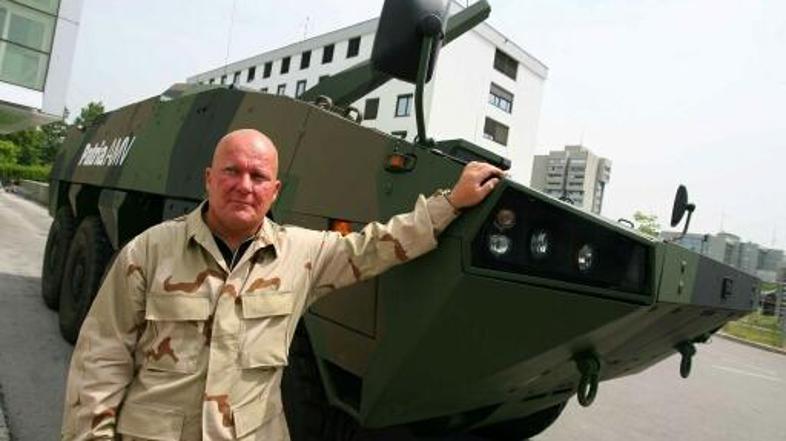 Oklepniki bodo še nekaj časa burili duhove v komisiji, ki preiskuje njihov nakup