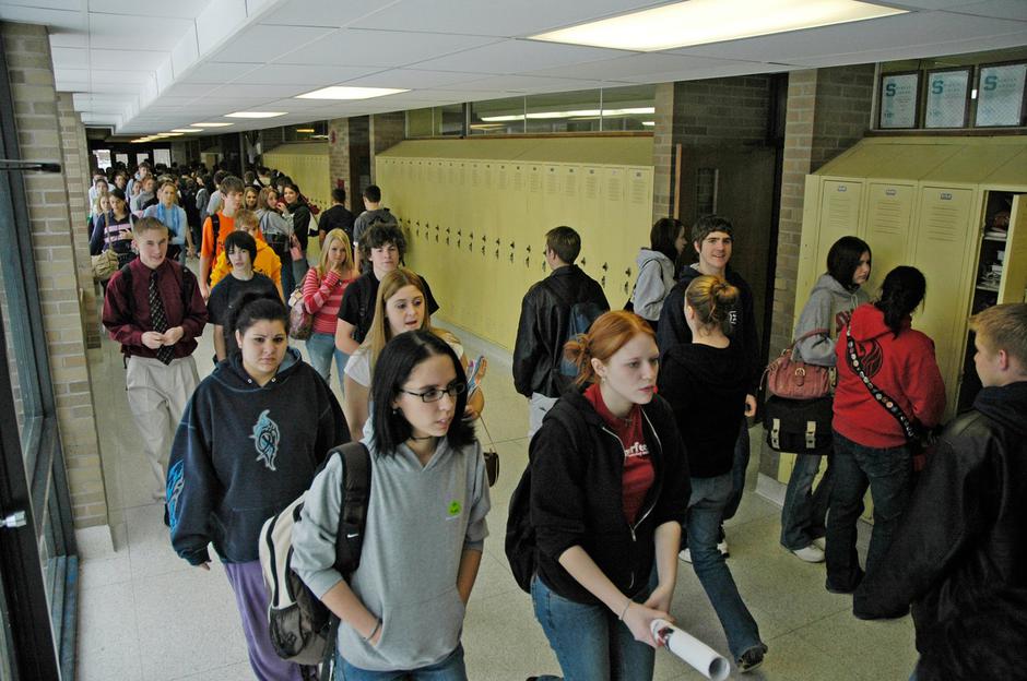 dijaki na šolskem hodniku med odmorom | Avtor: Profimedia