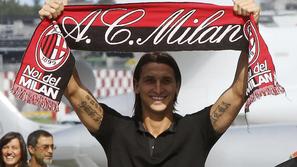 V nedeljo popoldne je Ibrahimović že pristal na letališču v Milanu in nekaj 100 