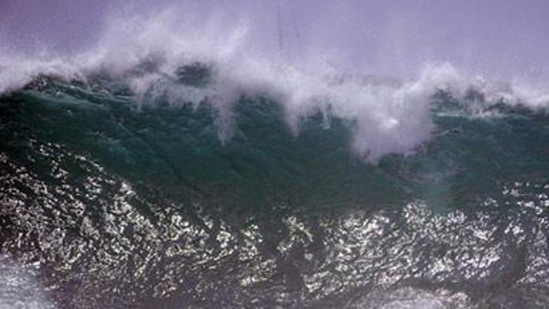 Nenavadno visoki valovi, ki se zaletavajo ob zahodno obalo Mehike, so terjali že