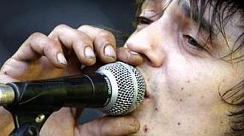 Kljub številnim poskusom odvajanja Pete še vedno išče uteho v drogah.