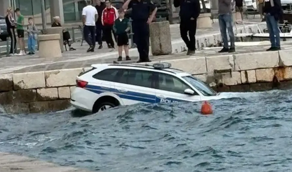 Policijski avtomobil s pomola zgrmel v morje, mnogi pomislili na najhujše