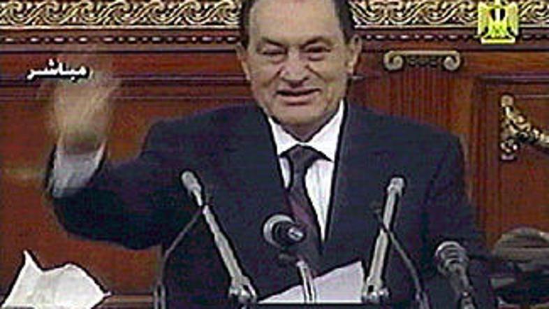 Egiptovski predsednik Mubarak je odredil podaljšanje izrednih razmer.