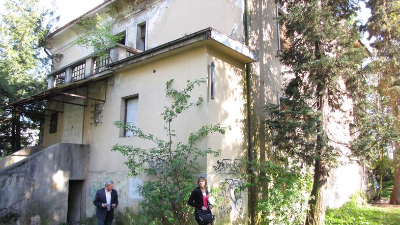 Mile Hodnik in Tina Mohar s kranjskega centra za odvisnosti ob propadajoči vili,