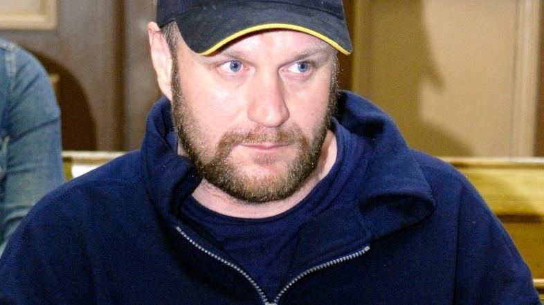 Če bo sodišče ugotovilo, da na avtu ni imel ukradenih tablic, si bo zaporno kaze