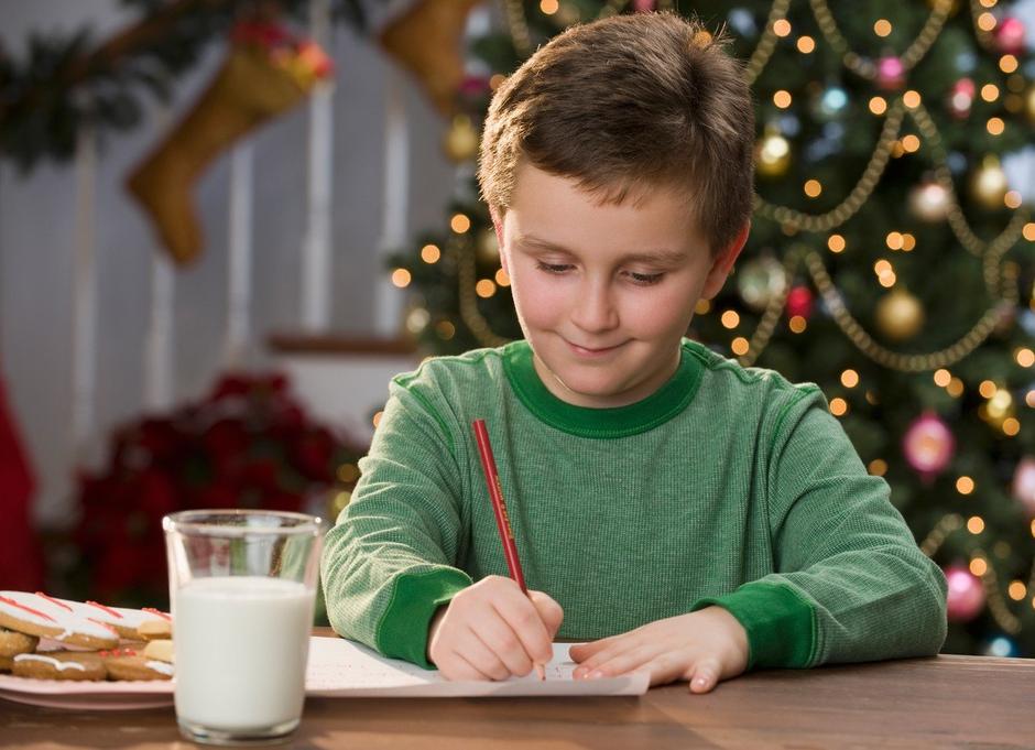 Otrok, ki piše pismo Božičku | Avtor: Profimedia