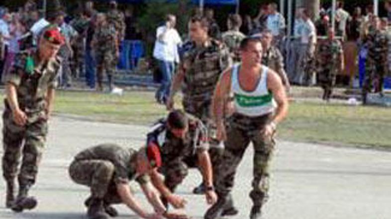 Francoski vojaki med demonstracijo