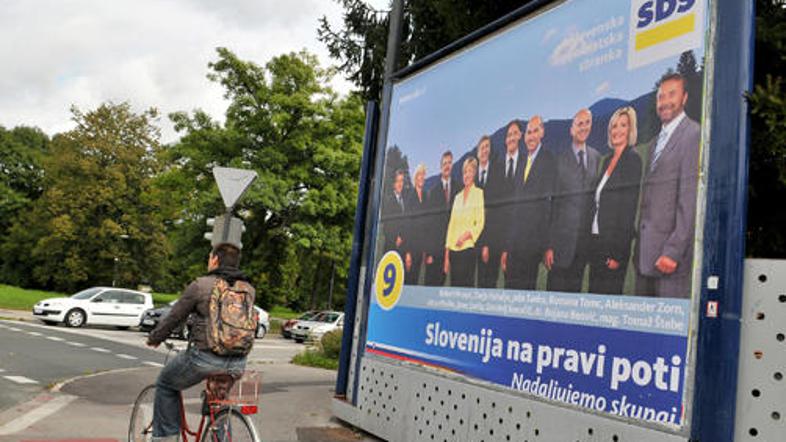 Miran Pavlin (ob desnem ramenu Janeza Janše) na predvolilnem plakatu SDS.