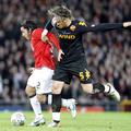 Carlos Tevez in Philippe Mexes v boju za žogo na Old Traffordu.