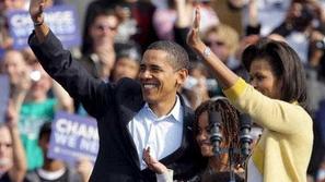 Obama z ženo in hčerko na enem od predvolilnih shodov