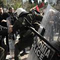 Iz Aten poročajo o spopadih med policijo in protestniki. (Reuters)