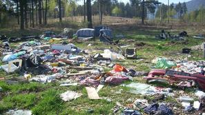 Poleg onesnaženega podzemlja so na Kočevskem velik problem številna odlagališča 