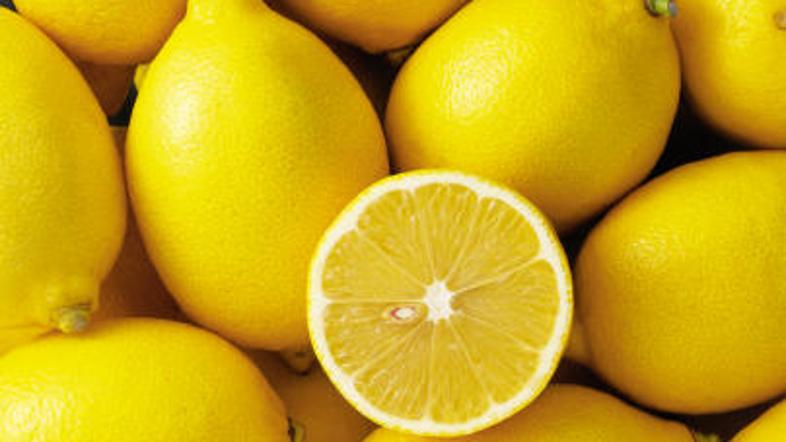 Dan začnite s kozarcem sveže stisnjenega limoninega soka.