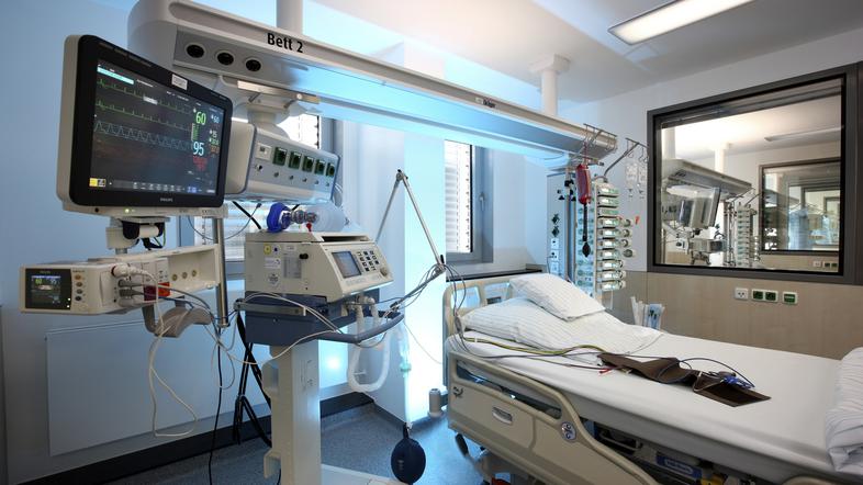 prazna bolniška postelja na oddelku intenzivne nege v bolnišnici