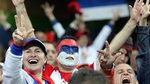 Srbskim navijačem spet ni manjkalo sarkastičnih domislic. (Foto: EPA)