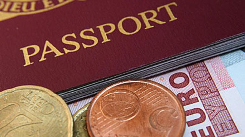 Turisti z britanskim potnim listom bodo za evre odšteli več funtov kot doslej.