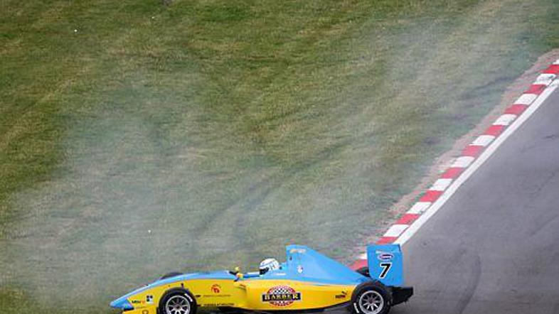 V soboto je prvič stopil na stopničke, v nedeljo žal umrl. Henry Surtees.