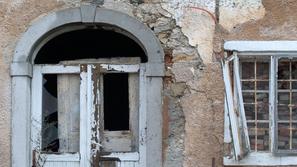 Dotrajana hiša v Postojni