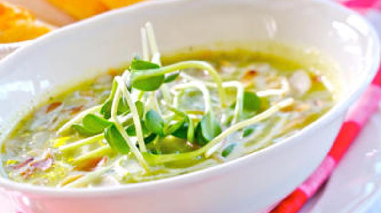 Okrasite s smetano ali naribanim parmezanom.