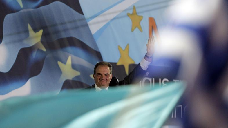 Konservativni Kostas Karamanlis je sklical predčasne volitve, da bi lahko uresni