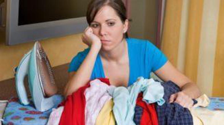 Prej ali slej bo pozabila likalnik na moževi srajci.