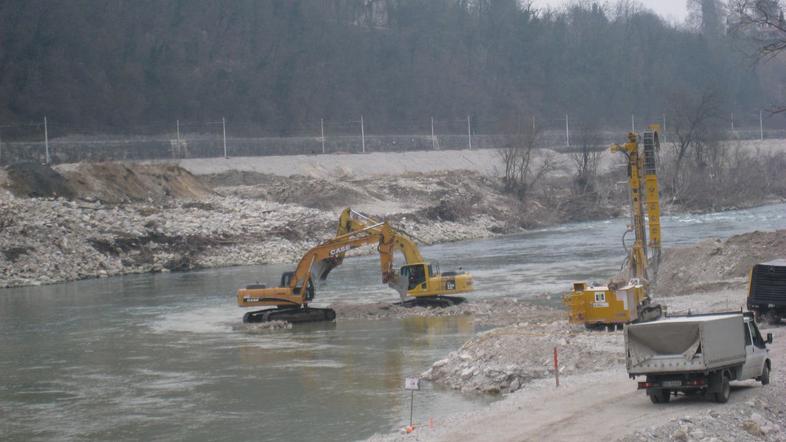 Čeprav delovni stroji delajo s polno paro, ne bodo mogli preprečiti škode, ki bo
