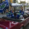 Hokejisti so slavili v Nashvillu, njihovi navijači na ulicah Vancouvra. (Foto: R