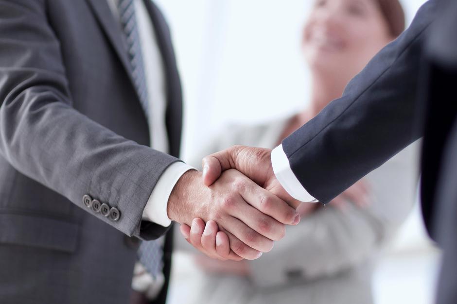 Roke rokovanje | Avtor: Profimedia