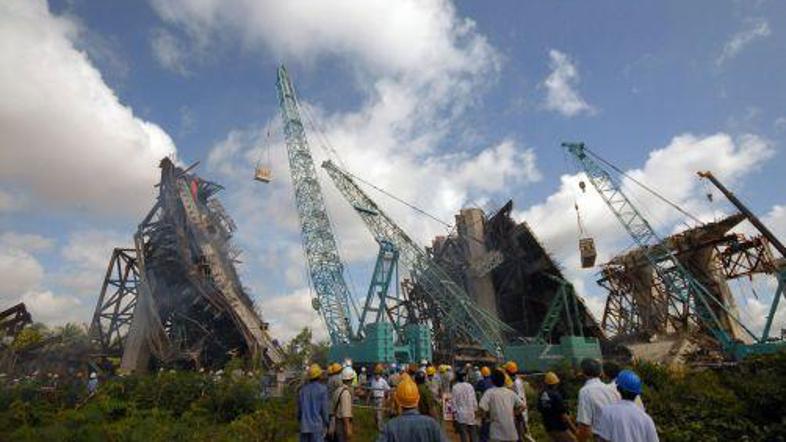 Zrušen most naj bi bil najdaljši viseči most na jugu Azije.
