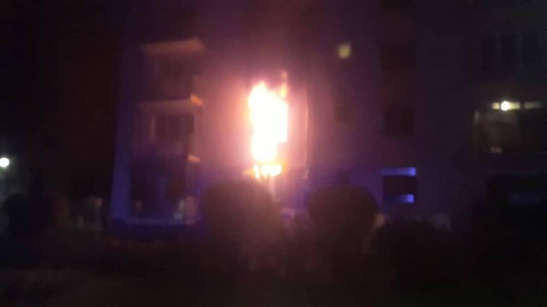 Požar v stanovanjskem bloku