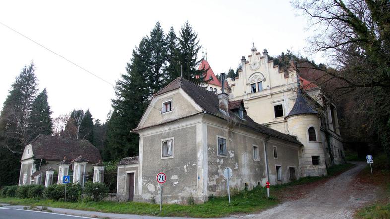 Nekoč odlično ohranjen, danes propadajoč grad Viltuš, ki je bil barbarsko izropa