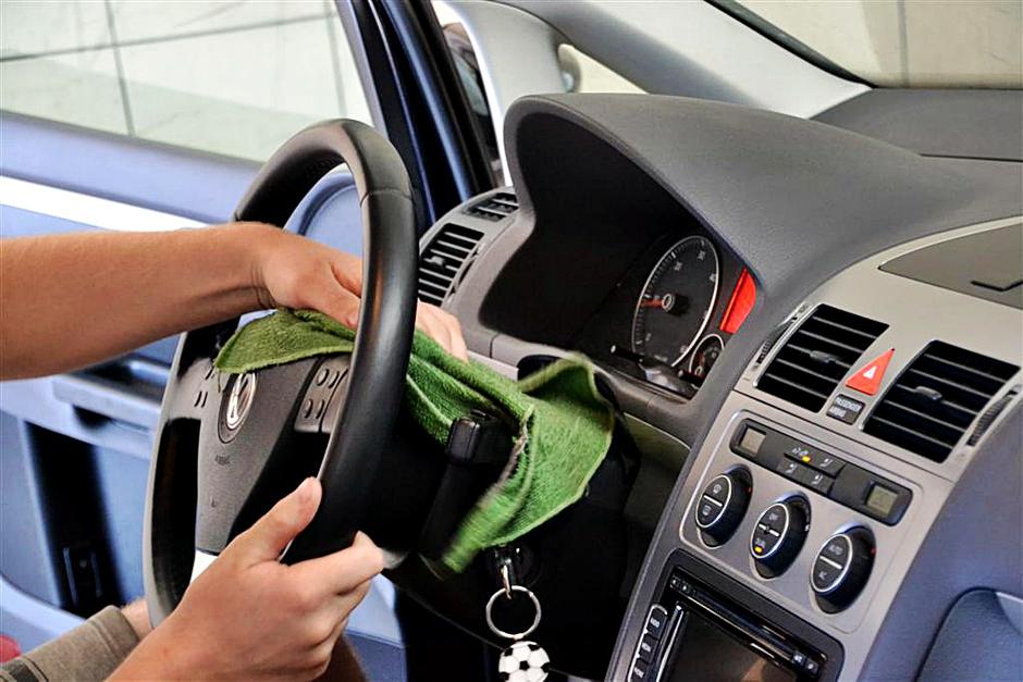 Čiščenje avtomobila. | Avtor: Gregor Prebil