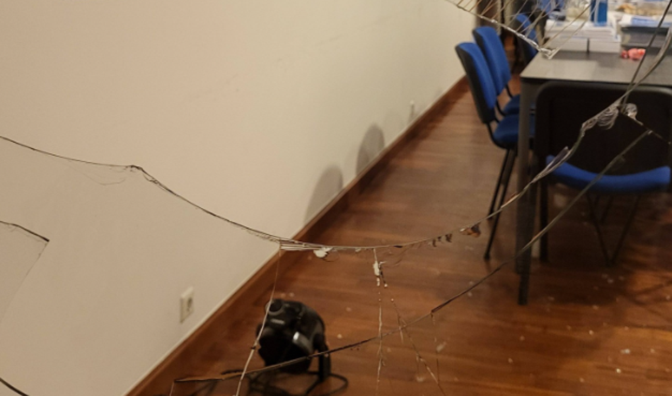 Sedež Gibanja Svoboda v razsulu: Na tleh črepinje, plakati raztrgani