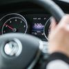 Volkswagen golf vožnja voznik voznica števec hitrost 100 km/h