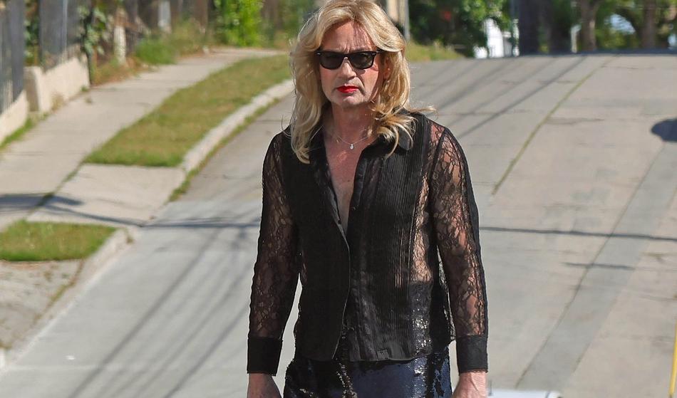 Nekdanji lomilec src naokoli hodi kot ženska