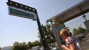 Kmalu bodo vsa mestna postajališča v Kopru opremljena z informativnimi tablami o