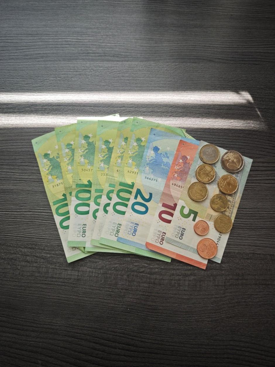 Božičnica 2025, znesek 638,86 evra, zimski regres | Avtor: Žurnal24 