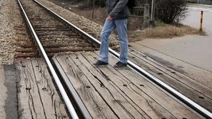 razno 22.01.08 oseba precka cez zavarovan zelezniski prehod v Siski, tiri, zelez