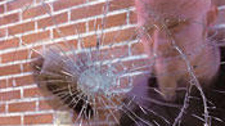 Še poldrugi kilometer ga je vozil na vetrobranskem steklu. 