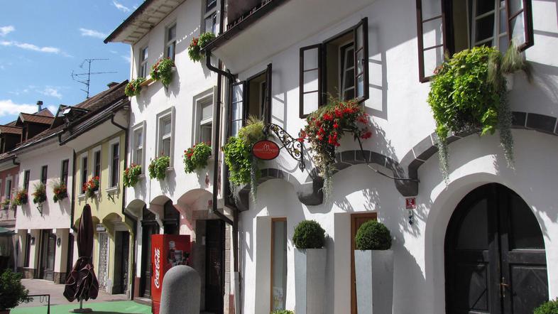 Eden od lepših kotičkov v mestnem jedru, prav na račun obnovljenih fasad, je nas