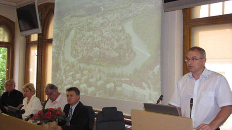 Jože Kobe (na desni), vodja enega od oddelkov na MONM, ki vodi največje in najdr