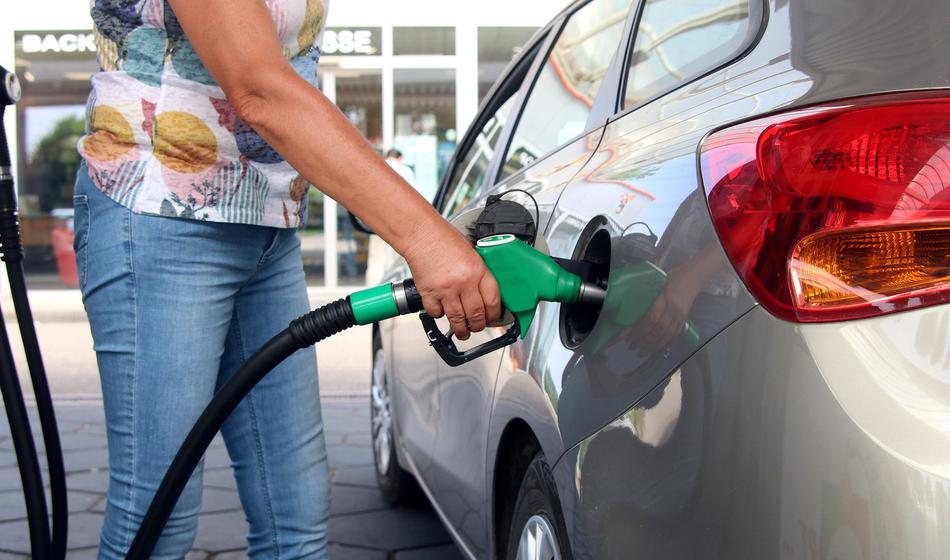 Zaradi vrtoglavih cen uvajajo prilagodljiv DDV na gorivo