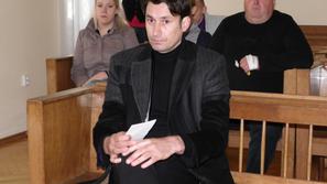 slovenija 15.04.14. Dolenjska, Novo mesto, Zlatko Zagorc na sodiscu, zadaj Nastj