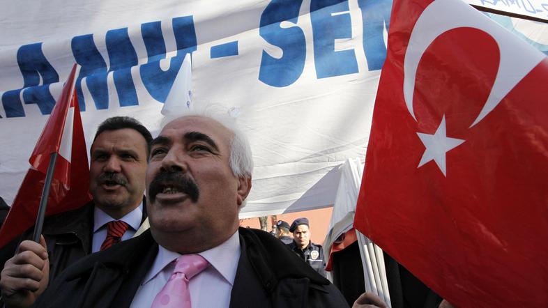 Pred švicarskim veleposlaništvom v Ankari se je zbrala množica protestnikov. (Fo