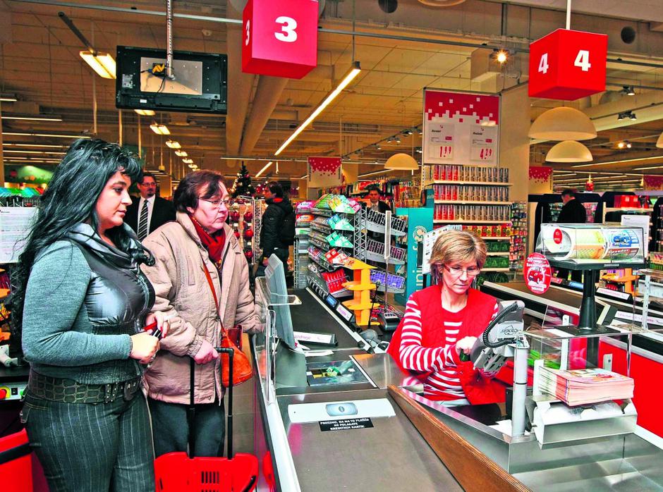 ljubljana 08.12.08 ljudje, blagajna, otvoritev Mercator Hipermarket Smartinska;  | Avtor: Saša Despot