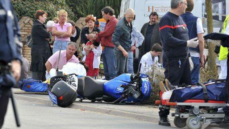 Na kolesarski dirki Pariz-Roubaix je prišlo do tragedije, v kateri jo je skupilo