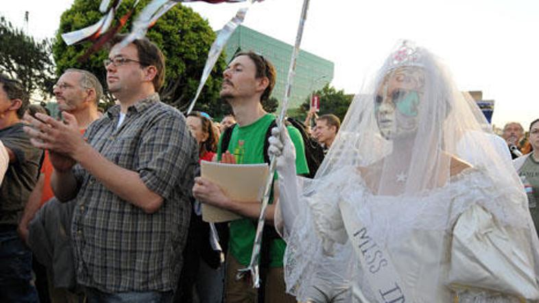 Številni gejevski in lezbični pari, kakor tudi predstavniki skupin, ki se zavzem